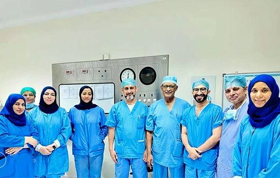 مسقط: بیمارستان النهضه در مسقط به عملیات پیوند قرنیه پرداخته است. یک تیم پزشکی تخصصی از بخش چشم پزشکی این بیمارستان روز سه‌شنبه، اولین عمل جراحی پیوند قرنیه را انجام دادند. این عمل جراحی به عنوان آغاز مجدد عمل پیوند قرنیه در عمان محسوب می‌شود. بیمارستان النهضه | چشم پزشکی | بیمارستان النهضه | مسقط عمان |