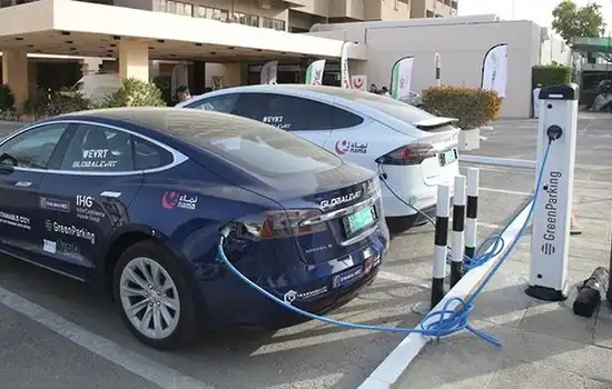تعداد خودروهای برقی در عمان از 400 گذشت که توسط 100 ایستگاه شارژ پشتیبانی می شود 1 تعداد خودروهای برقی در عمان از 400 گذشت که توسط 100 ایستگاه شارژ پشتیبانی می شود