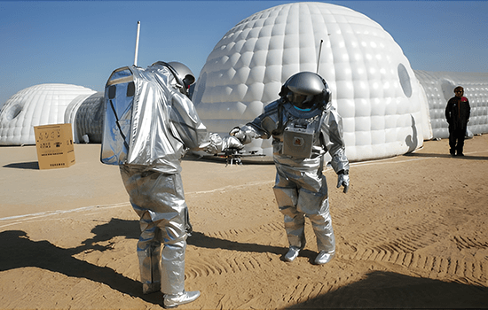 عمان اولین فرودگاه فضایی (بندر فضایی) خاورمیانه را تا سال ۲۰۳۰ در شهر الدقم می‌سازد. این پروژه توسط شرکت اسپارز، یک شرکت مشترک عمانی-لهستانی، اجرا خواهد شد.