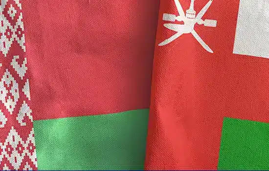 سلطنة عمان وبيلاروسيا توقعان مذكرات تفاهم لتعزيز نزاهة أسواق الأوراق المالية وحماية المستهلك 7 علمي سلطنة عمان و بيلاروس جنباً إلى جنب، رمزاً للتعاون والتفاهم