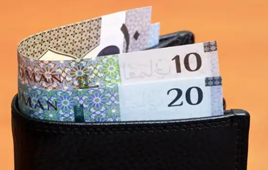 محفظة تحتوي على أوراق نقدية عمانية فئة ١٠ و ٢٠ ريال.
