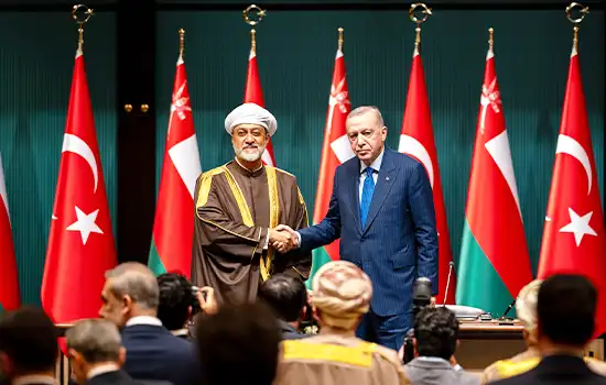 صورة تجمع سلطان عمان هيثم بن طارق مع الرئيس التركي رجب طيب أردوغان خلال مراسم توقيع الاتفاقيات المشتركة في أنقرة.