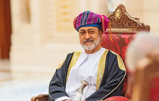 Sultan of Oman Orders Release of 174 Prisoners on Country's 54th National Day 5 An image of the Sultan of Oman in traditional attire, accompanied by the news of pardoning 174 prisoners on Oman’s National Day.