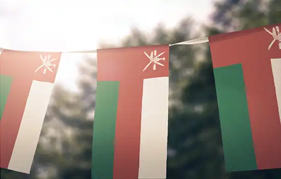 أعلام عمان على خلفية طبيعية بمناسبة العيد الوطني العماني