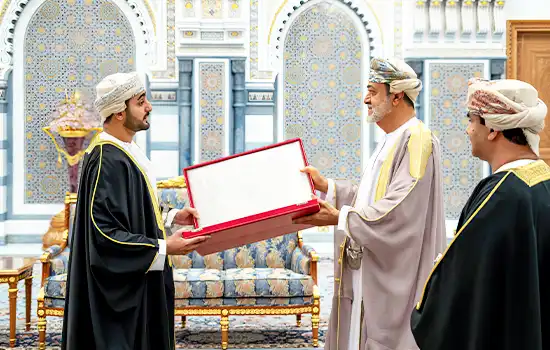 English: An image of Sultan Haitham presenting the Order of Oman to Crown Prince Theyazin.