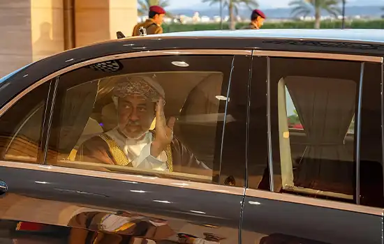 السلطان هيثم بن طارق آل سعيد، سلطان عُمان، في السيارة الرسمية خلال زيارته الرسمية إلى أنقرة بتركيا.
