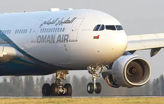 أصدرت عمان‌إير، شركة الطيران الوطنية العمانية، بيانًا رسميًا يوم الخميس يوضح استراتيجيتها للتحول، التي تركز على إعادة هيكلة المنظمة لتحسين الكفاءة التشغيلية وضمان الاستقرار المالي على المدى الطويل.