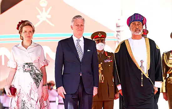 السلطان العماني يقوم بزيارة رسمية إلى بروكسل، بلجيكا 4 سلطان عمان برفقة المسؤولين خلال مراسم الاستقبال في بروكسل.