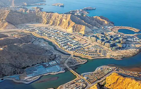 صورة جوية لمشروع مدينة يتي، مدينة مستدامة بالقرب من مسقط، سلطنة عمان.