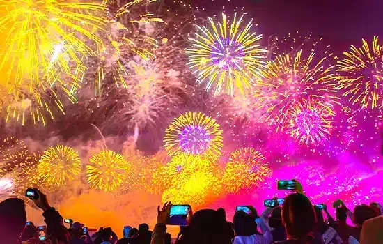 صورة للألعاب النارية الملونة في مهرجان ليالي مسقط، تعبر عن الفرح والاحتفال في سلطنة عُمان.