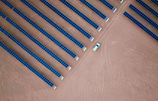 New Policy for Self-Generation and Direct Sale of Electricity in Oman 6 An aerial view of solar panels in Oman symbolizing the country's new self-generation and direct sale electricity policy.