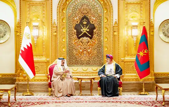 صورة لسلطان هيثم بن طارق والملك حمد بن عيسى آل خليفة خلال اجتماع رسمي في قصر العلم