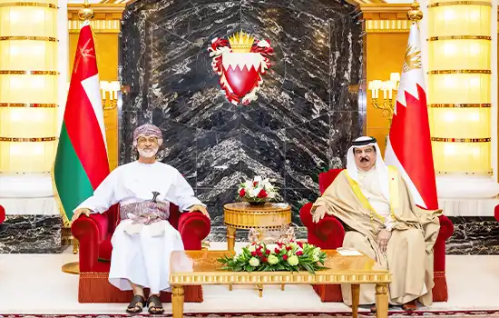 صورة للملك حمد بن عيسى آل خليفة، ملك البحرين، والسلطان هيثم بن طارق، سلطان عُمان، خلال اجتماع رسمي.