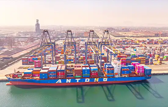 صورة لأحد الموانئ النشطة في عُمان، رمز للتطور البحري واللوجستي في السلطنة.