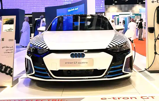 صورة لسيارة Audi e-tron GT Quattro الكهربائية معروضة في معرض عُمان للسيارات، تُبرز الابتكارات في صناعة السيارات.