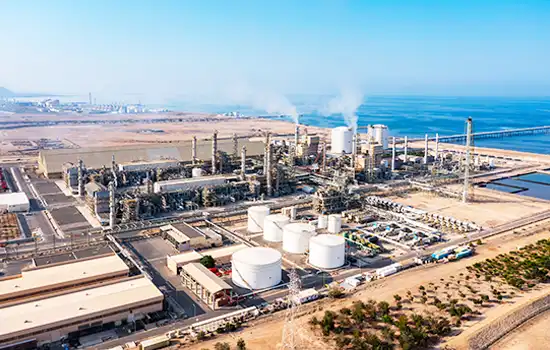 صورة لمصفاة صناعية ومنشآت في عمان، تعكس النمو الاقتصادي وتطوير البنية التحتية في البلاد.