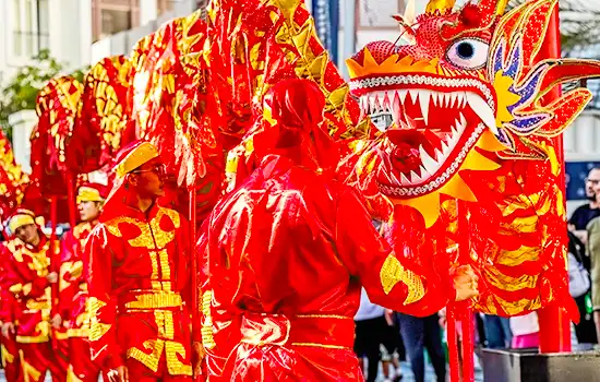 مهرجان رأس السنة الصينية في الموج مسقط 7 عرض رقصة التنين خلال مهرجان رأس السنة الصينية في الموج مسقط، بمشاركة مؤدين يرتدون أزياء تقليدية باللونين الأحمر والذهبي.