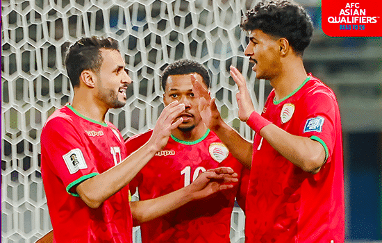 فريق عمان لكرة القدم يحتفل بعد فوزه على الكويت في التصفيات المؤهلة لكأس العالم.