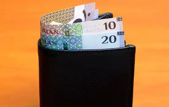 Oman’s Ministry of Labour has issued a directive for early salary payments for private sector employees ahead of Eid al-Fitr 2025.