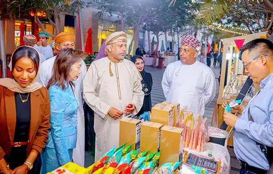 An image of Al Mouj Muscat’s Ramadan Night Market, featuring local vendors showcasing various products, including handicrafts, food items, and Ramadan-themed gifts.