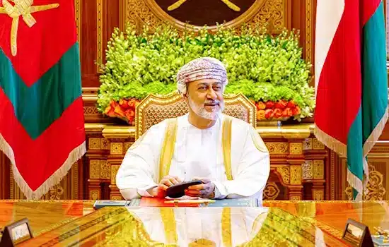 صورة لصاحب الجلالة السلطان هيثم بن طارق خلال اجتماع رسمي، حيث تم إصدار أربعة مراسيم سلطانية تهدف إلى تعزيز التعاون الدولي في مجالات النقل البحري، الضرائب، والنقل الجوي.