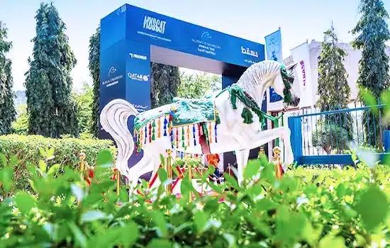 صورة لمدخل المرحلة الثالثة من جولة الأبطال للخيول العربية (GCAT) في مسقط، تُظهر تمثالًا رائعًا لحصان عربي مزين بزخارف تقليدية.