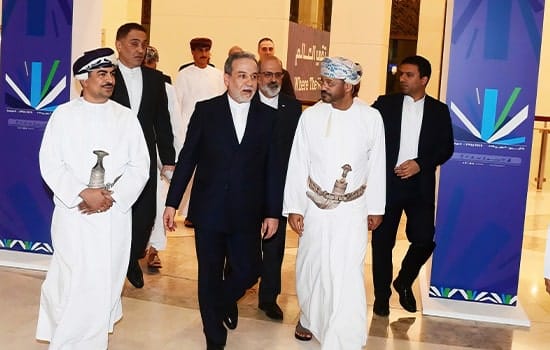 تصویر سید عباس عراقچی و بدر البوسعیدی در نمایشگاه بین‌المللی کتاب مسقط؛ در جریان سفر برای دور سوم مذاکرات غیرمستقیم ایران و آمریکا – آوریل ۲۰۲۵