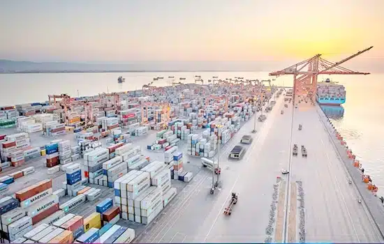 صورة لميناء عمان مع خلفية مشرقة، تمثل التجارة والنقل فيما يتعلق بالتأثير المحدود للرسوم الجمركية الأمريكية على اقتصاد عمان.