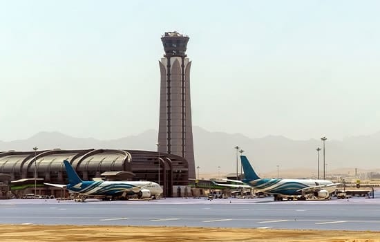 عُمان للطيران تنقل 5.4 مليون مسافر خلال عام 2024 5 طائرات الطيران العماني متوقفة بجانب برج المراقبة في مطار مسقط الدولي