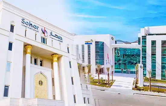 صورة لمباني بنك صحار الدولي وبنك الأهلي في عمان، تشير إلى الاحتمال لدمج بين البنكين.