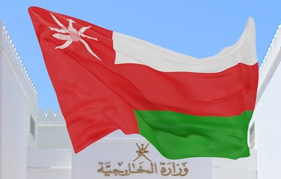 پرچم عمان در مقابل ساختمان وزارت امور خارجه؛ نماد دیپلماسی فعال عمان در توافق آتش‌بس یمن و آمریکا