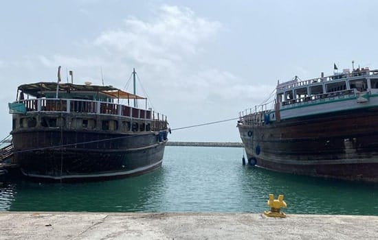 دو لنج چوبی پهلوگرفته در بندر شناس، آماده برای راه‌اندازی مسیر دریایی به بندرعباس