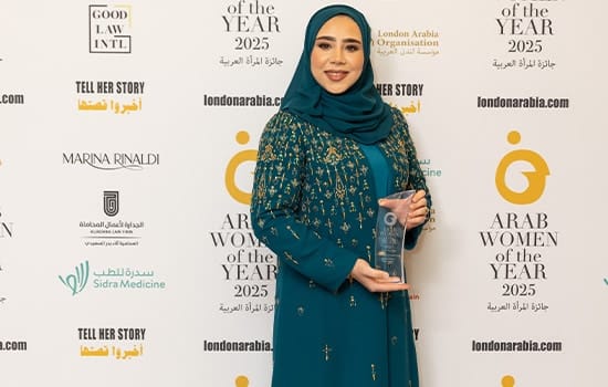 A Woman from Oman’s Royal Family Among the 2025 Arab Award Winners 4 Sayyida Meyyan bint Shihab holding the Arab Woman of the Year 2025 trophy with sponsor backdrop
