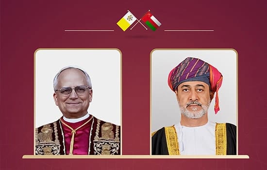 صورة رسمية لجلالة السلطان هيثم بن طارق والبابا ليو الرابع عشر مع أعلام عمان والفاتيكان في الأعلى
