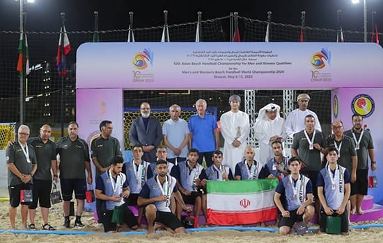 تیم ملی هندبال ساحلی ایران در مراسم اهدای مدال پس از فینال مسابقات قهرمانی آسیا در مسقط