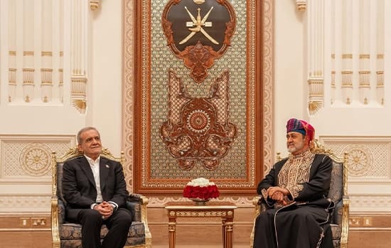 مهمانی رسمی سلطان عمان برای رئیس‌جمهور ایران؛ تبادل هدایای فرهنگی میان تهران و مسقط