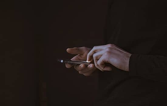 دادگاه مسقط شهروند عمانی را بهدلیل توهین آنلاین به پرداخت ۱۰۰۰ ریال جریمه محکوم کرد 5 فردی در حال استفاده از تلفن همراه در محیط تاریک؛ نماد استفاده نادرست از فضای مجازی