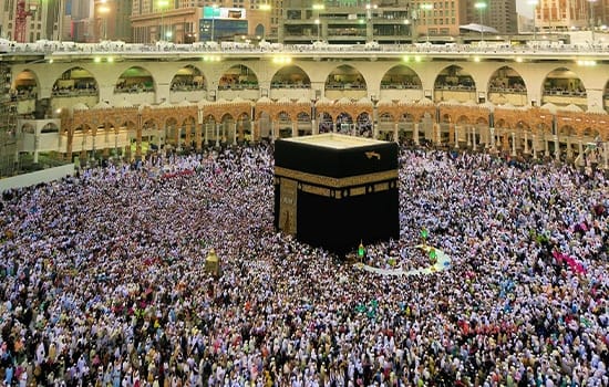 زائران در حال طواف خانه کعبه در مسجدالحرام در ایام حج