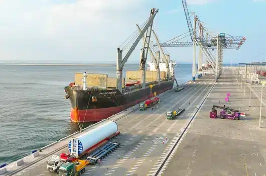 ورود نخستین توربینهای بادی ۲۰۰ متری به دقم؛ آغاز فاز اجرایی بزرگترین پروژه بادی عمان 8 Omans Largest Wind Power Project 2